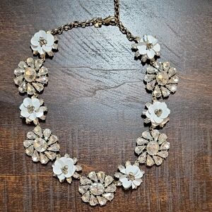 Elegant White Floral Necklace